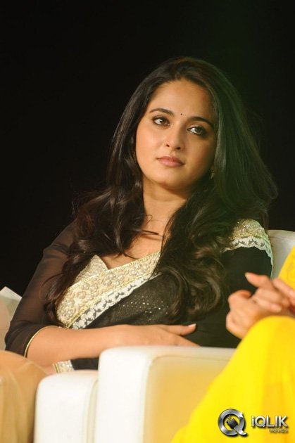Anushka-at-Lingaa-Movie-Audio-Success-Meet